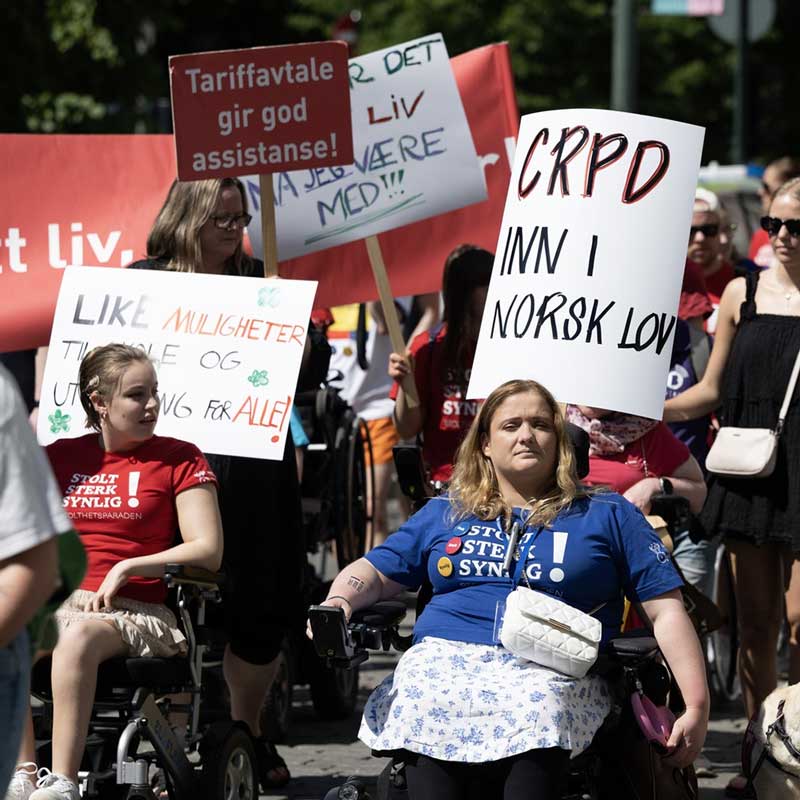 Protesttog, stolt, sterk og synlig, og CRPD inn i norsk lov-plakat.